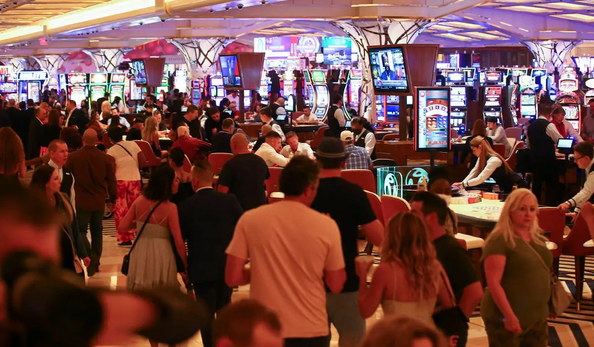 Casino Games’ Evolution: From Traditional Favorites to Modern Hits